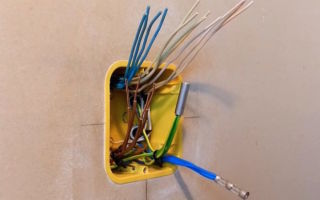 Свързване на проводници със затягащи ръкави