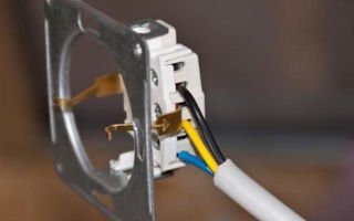 Connecting a grounded outlet - right and wrong methods