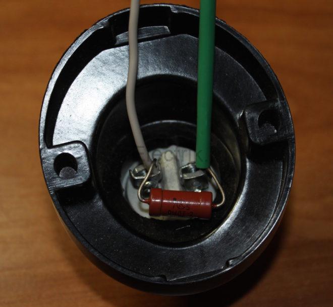 свързване на резистора в гнездото на лампата