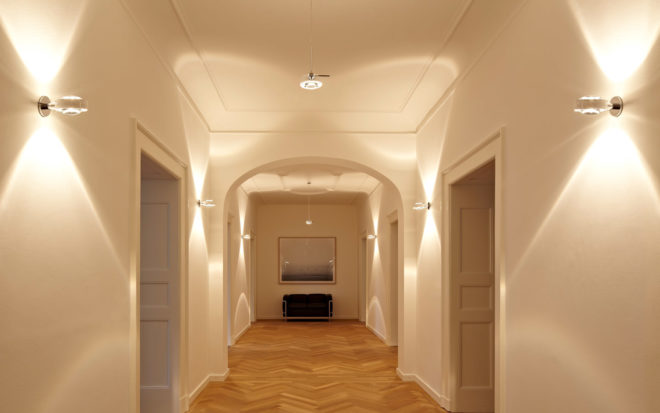 коридор с няколко лампи