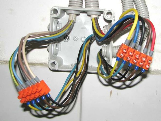 свързване на проводници в разклонителната кутия