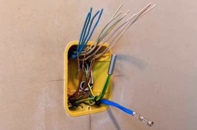 кримпване на проводници с ръкави в разклонителна кутия