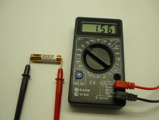 Измерване на напрежението на батерията с мултицет
