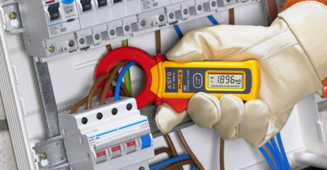 Носете ръкавици, когато измервате висок ток с мултицет.