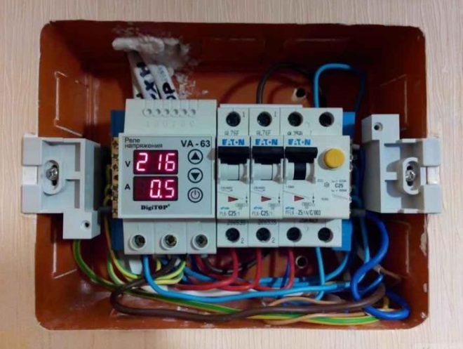 The voltage relay does not take up much space in the panel